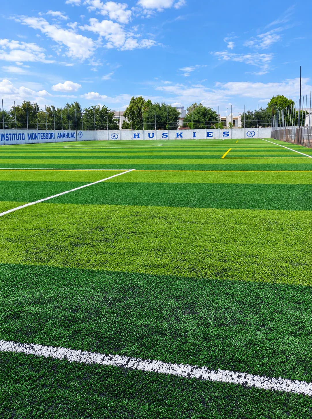 Cancha de fútbol con pasto sintético instalada por MINEX SPORTS